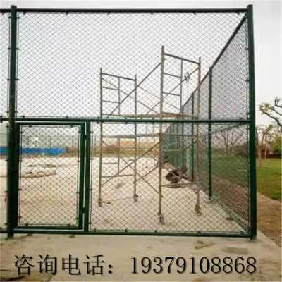 鷹潭市廠家供應籃球場圍欄網鐵絲網戶外運動防護網足球操場體育場圍網護欄勾花網